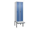 C+P Spind Classic PLUS, Bank, 2 Abteile, 2120x600x815mm, 7035/5023 Verschluss Sicherheits-Drehriegel 3 Garderobenhaken Dekor Banklatten RAL 7035 Lich (0800407-20|S10037)