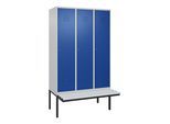 C+P Spind Classic PLUS, Bank, 3 Abteile, 2120x1200x815mm, 7035/5010 Verschluss Zylinderschloss 4 Garderobenhaken Dekor Banklatten RAL 7035 Lichtgrau (0800407-32|S10018)