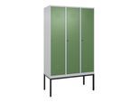 C+P Spind Classic PLUS, Gestell, 3 Abteile, 2120x1200x500mm, 7035/6011 Verschluss Zylinderschloss 4 Garderobenhaken Trennwand mittig ; C + P Möbelsyst (0800307-32F|S10021)