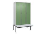 C+P Spind Classic PLUS, Bank, 3 Abteile, 2120x1200x815mm, 7035/6011 Verschluss Zylinderschloss 4 Garderobenhaken Dekor Banklatten RAL 7035 Lichtgrau (0800407-32|S10021)