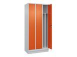 C+P Spind Classic PLUS, Sockel, 3 Abteile, 1950x900x500mm, 7035/2004 Verschluss Zylinderschloss 4 Garderobenhaken Trennwand mittig ; C + P Möbelsystem (080020-30F|S10031)