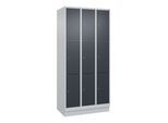 C+P Schließfachschrank Classic PLUS, Sockel, 3 Abteile, 1950x900x500mm, 7035/701 Innenhöhe Gefach oben (oberes 599 mm Front RAL 7016 Anthrazitgrau ; C (080020-303|S10008)