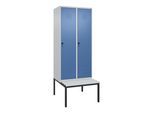 C+P Spind Classic PLUS, Bank, 2 Abteile, 2120x800x815mm, 7035/5023 Verschluss Sicherheits-Drehriegel 4 Garderobenhaken Dekor Banklatten RAL 7035 Lich (0800507-22|S10035)