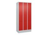 C+P Schließfachschrank Classic PLUS, Sockel, 3 Abteile, 1950x900x500mm, 7035/302 Innenhöhe Gefach oben (oberes 599 mm Front RAL 3020 Verkehrsrot ; C + (080020-303|S10002)