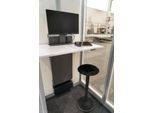 Stehhilfe Kleusberg für CoWoCube® 1 & 2, höhenverstellbar, ergonomisch, Polyamid-Bezug, rutschfestes Fußteil, schwarz