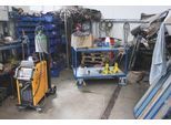 Schwerer Tischwagen, Stahl/MDF-Platte, Enzianblau/silber, 2 Etagen, L 1000 x B 700 mm, TPE-Rollen mit EasySTOP, bis 500 kg