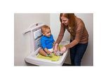 Baby-Wickelstation Rubbermaid®, für die horizontale Wandmontage, antimikrobiell, klappbar, Ablage, Halterung für bis zu 40 Unterlagen, PP, platin