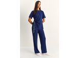 T-Shirt und Hose Zwei-Teiler mit Zubehördetails