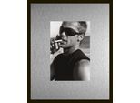 Bild QUEENCE "Trend Wandbild, Wandkunst, Kunstdruck "Brad Pitt mit Zigarette", farbe rahmen: schwarz, farbe bild(er): silber, B:40cm H:30cm T:1,5cm, Aluminium, Bilder, Bild, inkl. Passepartout aus hochwertigem Aluminium und schwarzem Rahmen