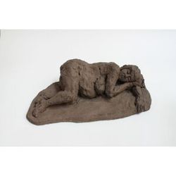 Yolande Ide (1931) - Scultura, Donna nuda sdraiata - 39 cm - Terracotta