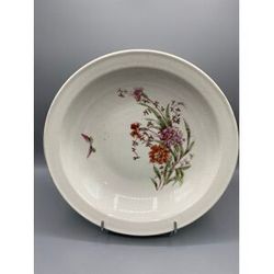 Antica e grande ciotola in maiolica con decorazioni di garofani e fiori selvatici.