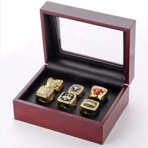 Set med 6 NBA Bulls Championship Replica Ring från Display Box