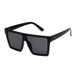 Trendy firkantede svarte solbriller + senil streng