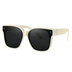 Sammenleggbare soldekker solbriller over briller Beige