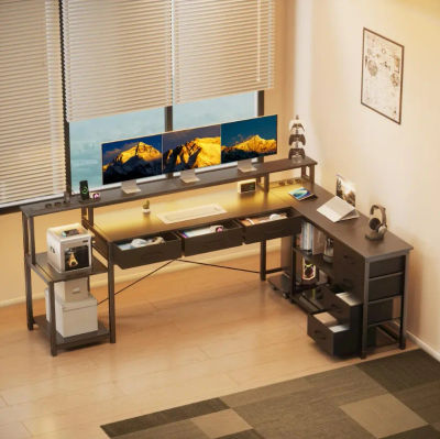 Mesa para computadora, escritorio angular con cajones, tomas de corriente y puertos USB, soporte para monitor e iluminación LED. Plegable