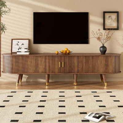 Mueble para TV con Puerta Corredera de Ratán, Aspecto de Nogal y Gran Espacio de Almacenamiento, Tiradores Dorados y Patas de Mueble - Mesa para TV de Estilo Rústico con Compartimentos Abiertos de