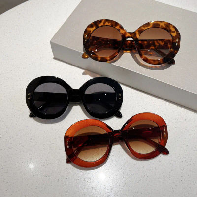 2026 Nuevo clásico de gafas de sol redondas para mujer, gafas de sol decorativas simples y versátiles con uñas de arroz de color sólido