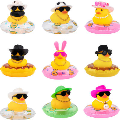 Pato de Goma para Coche, Decoración de Pato Amarillo para el Salpicadero con Sombrero para el Sol, Anillo de Natación, Collar y Gafas de Sol para Decoraciones del Salpicadero del Coche