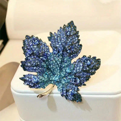 Broches de Metal de hoja de arce rojo para mujeres y hombres, broche de planta de cristal, joyería de fiesta de cumpleaños e invierno, moda