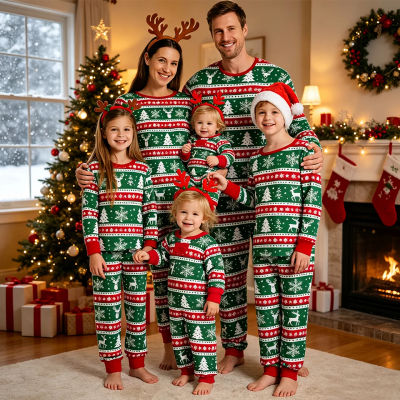 Pijamas navideños clásicos a juego para toda la familia, con estampado de árbol de Navidad, ideales para las fiestas y para dormir. Disponibles para mujeres, hombres, niños, niñas y bebés.