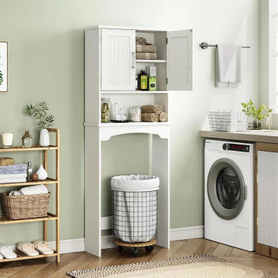 Mueble de baño blanco con doble puerta, de diseño independiente, con compartimento abierto y protección antivuelco: ideal para ahorrar espacio en habitaciones pequeñas.