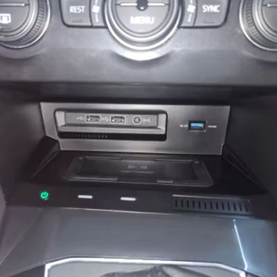 Cargador inalámbrico de coche para Volkswagen Tiguan MK2 2017-2022 carga móvil soporte de teléfono de carga rápida accesorios interiores embellecedores