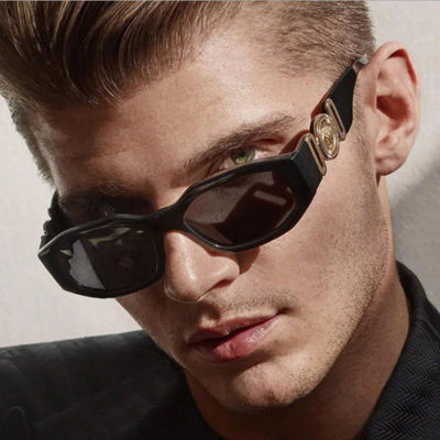 Un par de PC para hombres y mujeres con las nuevas gafas de sol retro de alto valor Gafas de sol de moda Celebridad en línea con ojo de gato