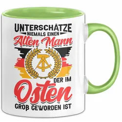 Trendation Tasse Ddr Tasse Geschenk Unterschätze Niemals Einen Alten Mann Der Im Osten grün