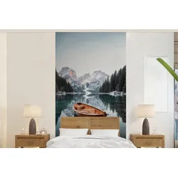 MuchoWow Fototapete Boot - Berge - Natur - Wasser, Matt, bedruckt, Vliestapete für Wohnzimmer Schlafzimmer Küche, Fototapete, 120x240 cm 1.2 m x 2 m