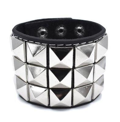 Svart armbånd med nagler