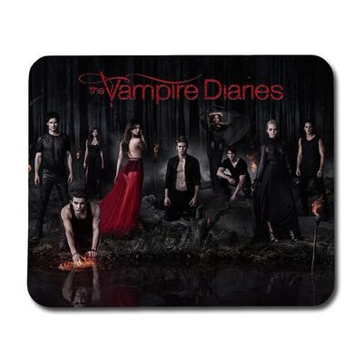 Musmatta: The Vampire Diaries, halkfri gummibas, livfull och unik design, perfekt för hemmet eller kontoret