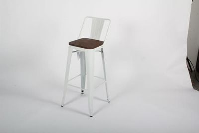 In France valkoinen baarijakkara puuistuimella. Istuinkorkeus 75 cm. Hinta on kahdelle tuolille.