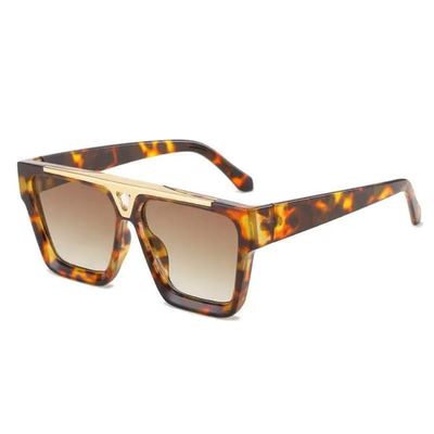 Rektangulære solbriller med flat innfatning og gulldetaljer