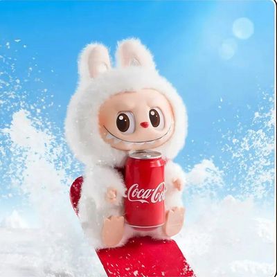 Pop Mart Labubu × Coca-Cola Boksutgave 17,5 cm