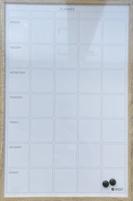 NAGA 40 x 60 cm whiteboard ukeplanlegger med treramme (engelsk)