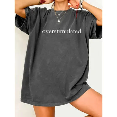 T-shirt pour femme Overstimulated - Motif textuel minimaliste, haut décontracté surdimensionné gris foncé