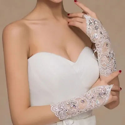 Gants courts de mariée de haute qualité en dentelle sans doigts avec perles et strass