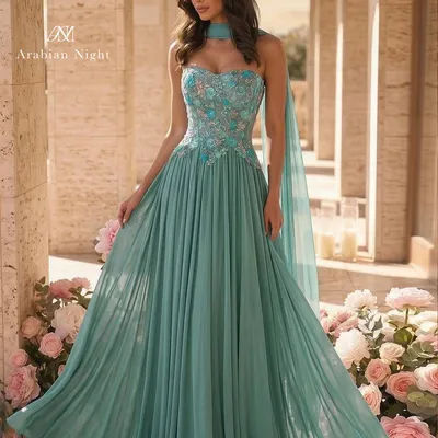 Robe de soirée longue verte sans bretelles ni manches, ornée de broderies florales et d'un dos ouvert
