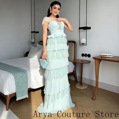 Robe de soirée en tulle vert menthe éthéré sur mesure, à plusieurs niveaux, avec fines bretelles spaghetti et décolleté en cœur