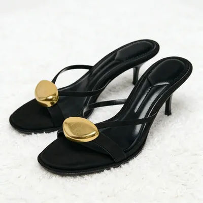 Été 2025 métal décoratif noir sandales à talons hauts femmes mode bout rond bout ouvert Sexy mince pantoufles à talons hauts dames chaussure