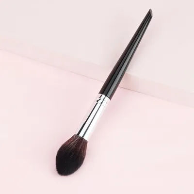 Flame brush is suitable for conical makeup setting of cheeks. It is suitable for removing cream or pressing powder blusher