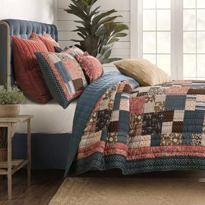 Shiloh Floral Geometric Patchwork Print Finely Stitched Quilt Set by Greenland Home Fashions in Calico (Size FL/QUE)