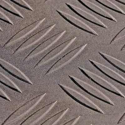rouleau de tapis antidérapant motif larmé gris