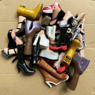 Soutiens-gorge originaux, chaussures de poupée, bottes à talons hauts