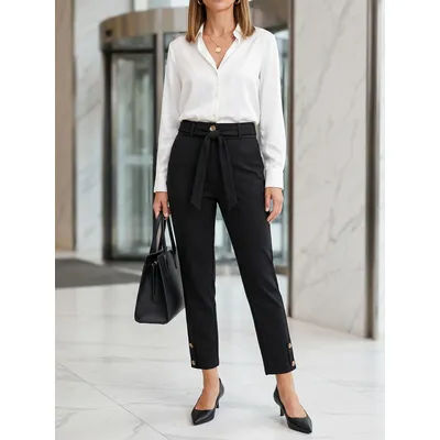 Pantalon de tailleur élégant pour femme, taille haute, avec détails boutonnés chics et coupe courte.