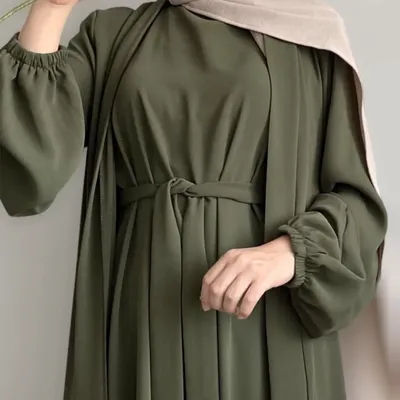 Robe longue vert olive en mélange de coton, manches unies, coupe oversize, col drapé, plissée, beige