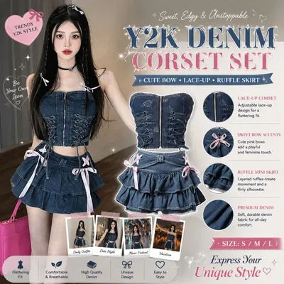 Ensemble deux pièces en jean bleu foncé style Y2K Coquette, avec haut court sans bretelles à volants et laçage, et mini-jupe taille haute, pour les soirées d'été.