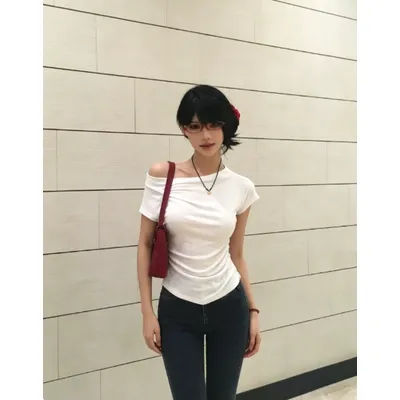 NUOMICI Haut/T-shirt décontracté polyvalent à épaules dénudées et encolure asymétrique douce pour femme