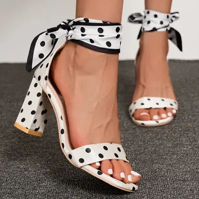 Sandales à talons hauts élégantes à pois avec lacets pour femme, nouvelle collection été 2026, talon épais simple, chaussures pour femme