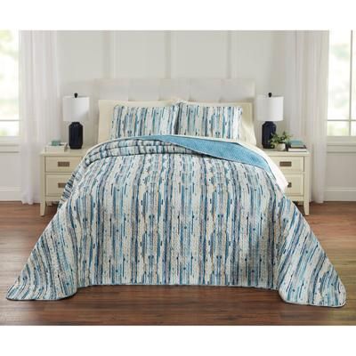 BH Studio Reversible Quilted Bedspread by BH Studio in Sky Gradient Blue (Size QUEEN)